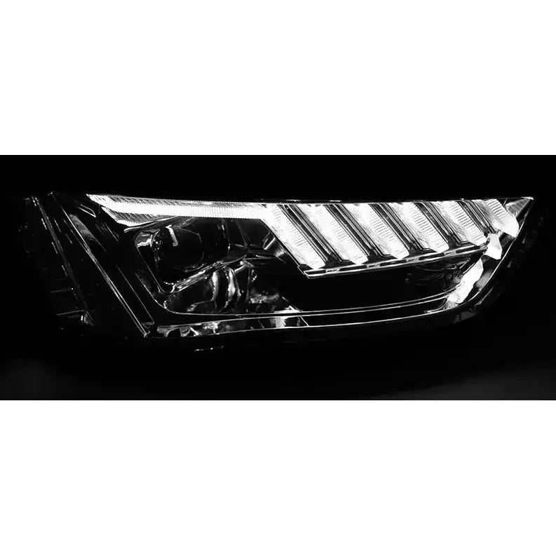 Hovedlykter Led Chrome SEQ for Audi A4 B8 vist i mørket med tydelig lysmønster og kromdetaljer.