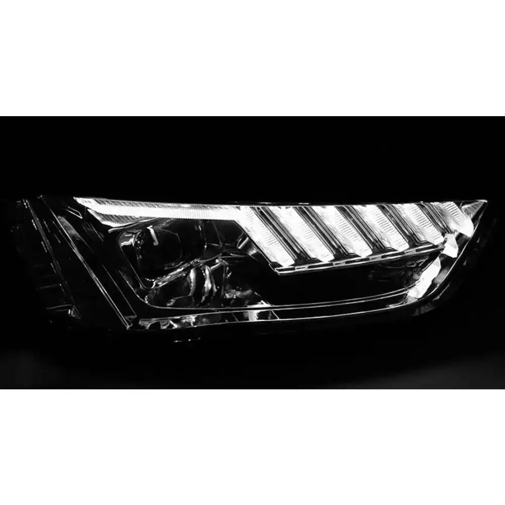 Hovedlykter Led Chrome SEQ for Audi A4 B8, nærbilde med tydelige LED-striper og refleksjoner.