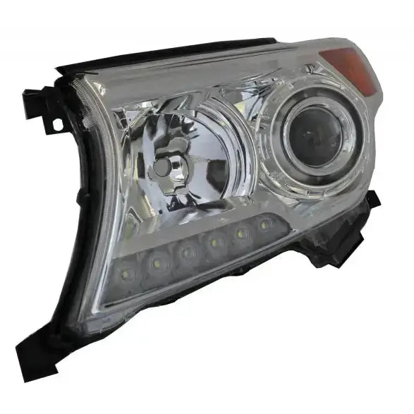 Headlights til Toyota Land Cruiser J200 08-12 med rund projektor og seks LED-lys, sett fra skrå forside.