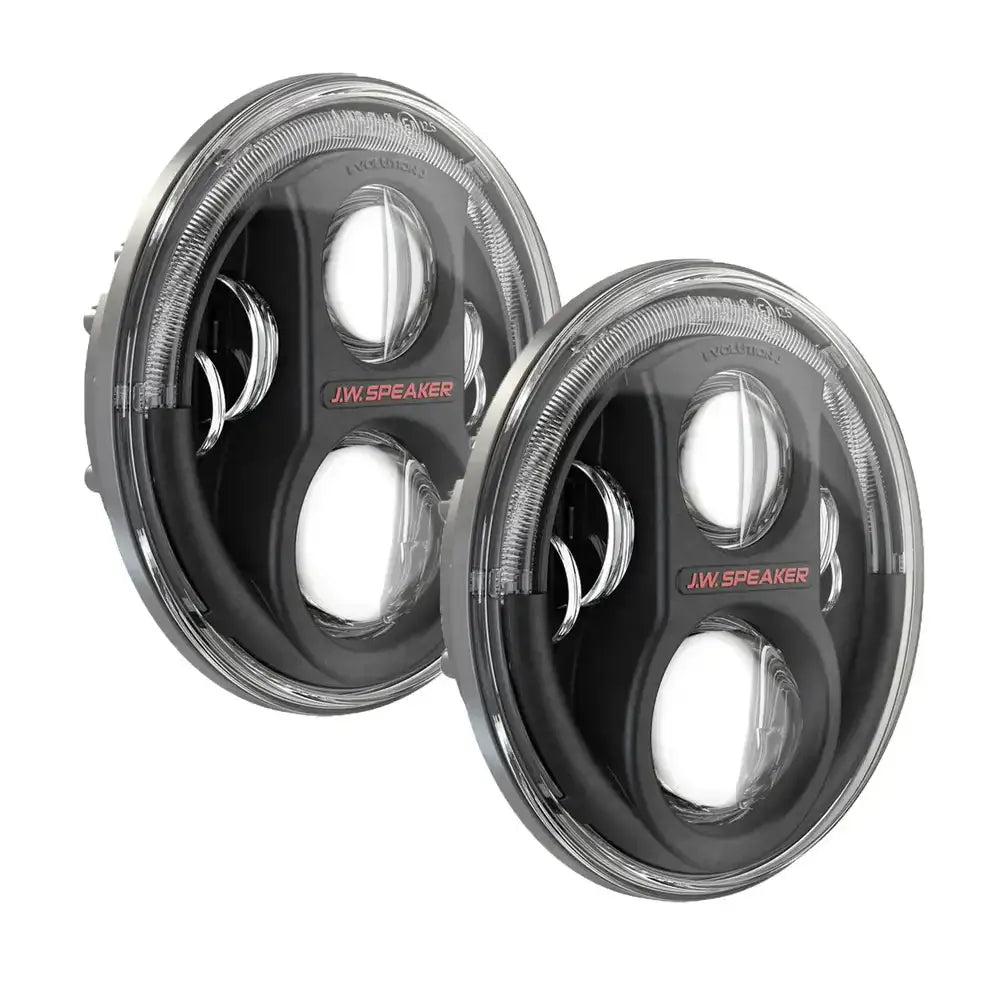 Frontlykter Led JW Speaker 8700 Evo J2 Black med sort bakplate og synlig rød logo, sett i skrå vinkel.