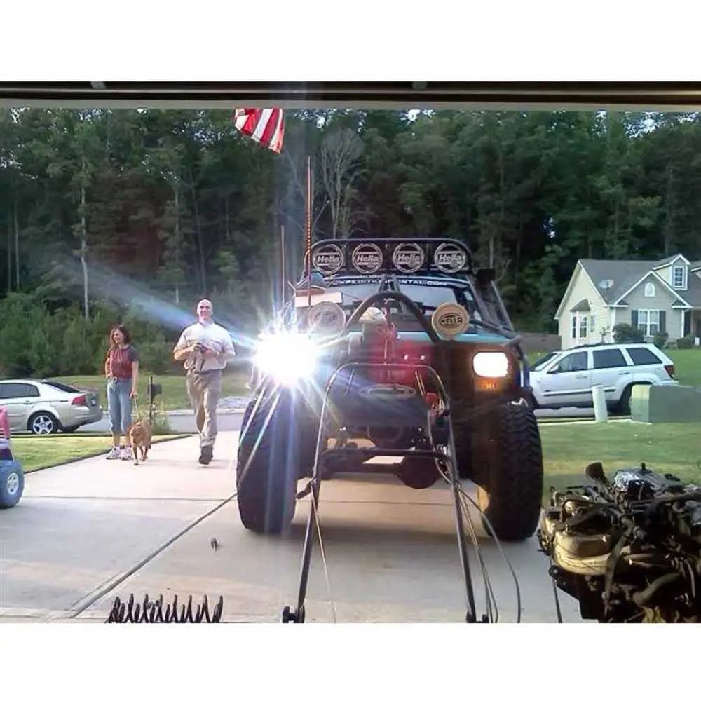 Hovedlys LED svart JW Speaker 8900 Evolution montert foran på Jeep Wrangler YJ med lysene på.