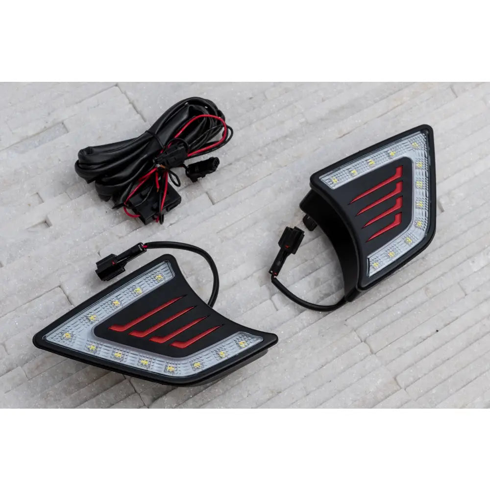 Hovedlykter LED til Toyota Hilux 12-15, to svarte moduler med røde detaljer og ledninger, sett ovenfra.