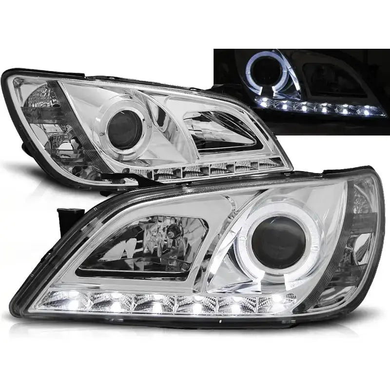 Frontlykter Lexus IS 01-05 chrome med LED og projektorlinse, sett fra skrå vinkel, lysene tent vises.