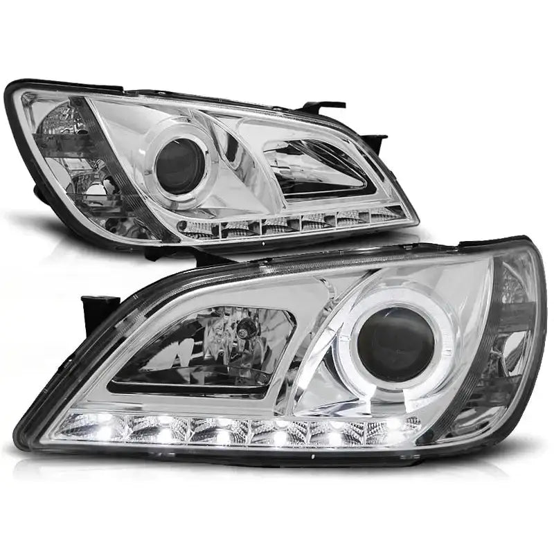 Hovedlykter Lexus IS 01-05 Chrome med LED-lysstripe og projector-linser, sett skrått forfra.