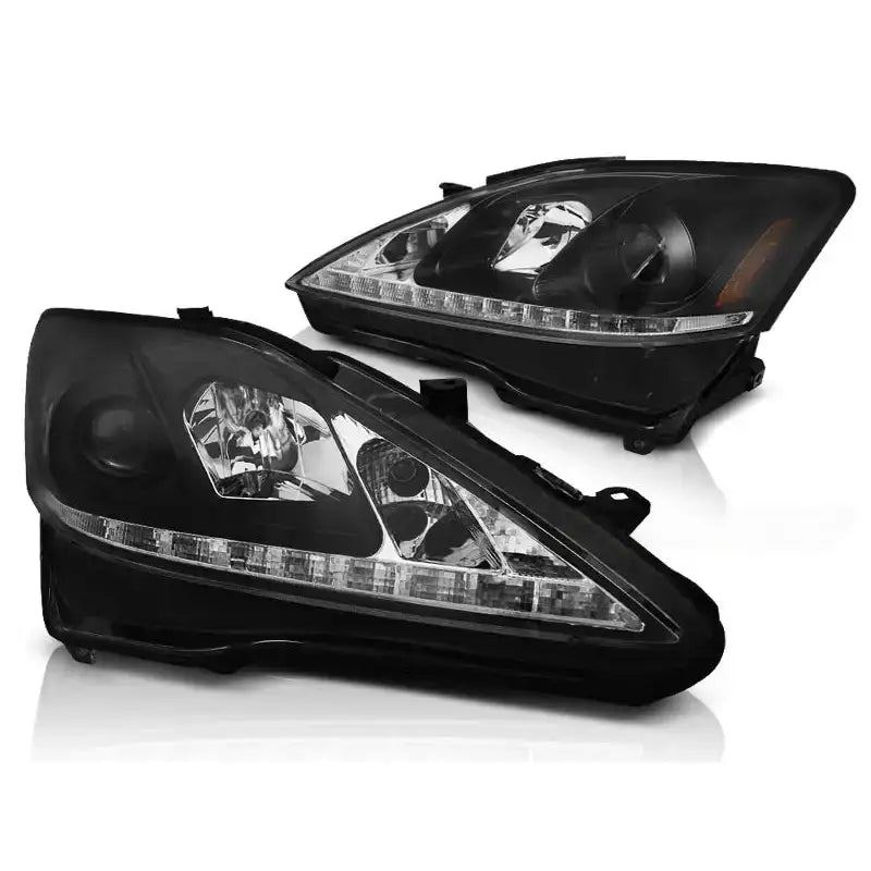 Hovedlykter Lexus IS 06-13 DRL Black med klare linser og LED-stripe, sett fra skrå vinkel.