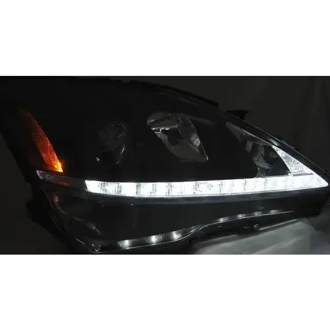 Headlights Lexus IS 06-13 DRL Black med hvit LED-lysstripe og oransje sideblink, sett skrått forfra.