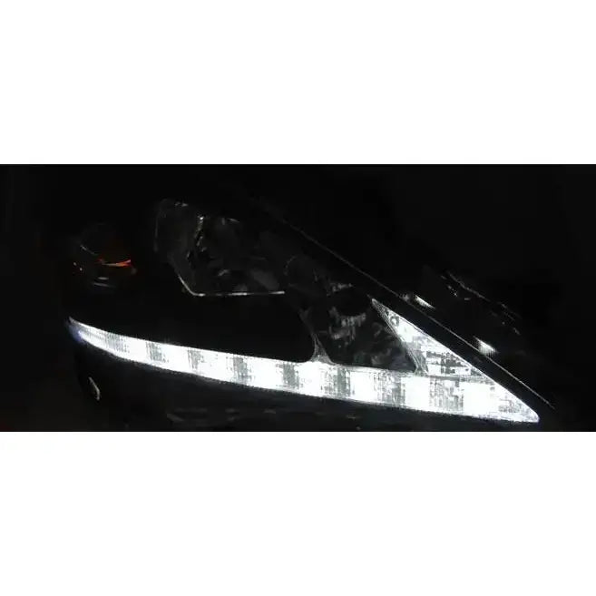 Hovedlys Lexus IS 06-13 DRL Chrome med hvit LED-lysstripe mot svart bakgrunn.
