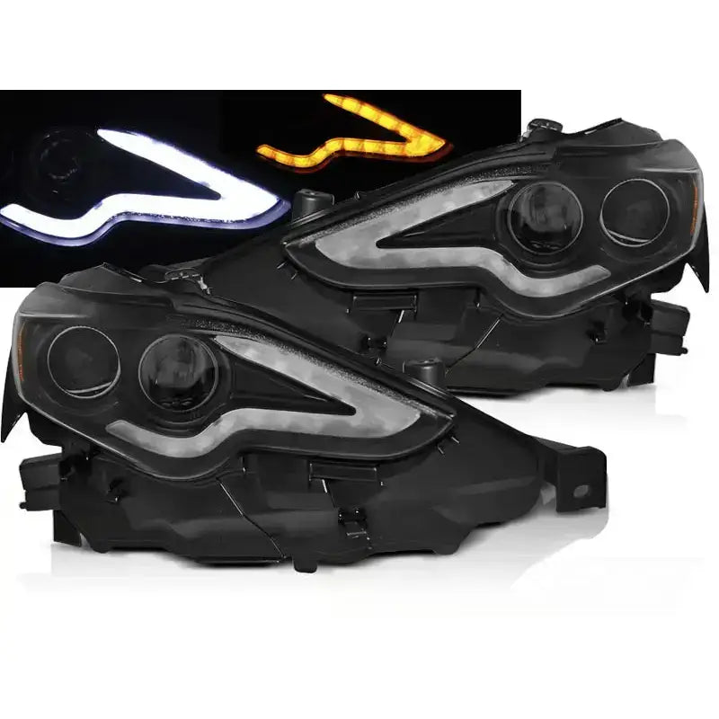 Frontlykter Lexus IS 13-16 LED PROJECTOR Tube Black med hvite og oransje lysstriper, sett fra skrå vinkel.