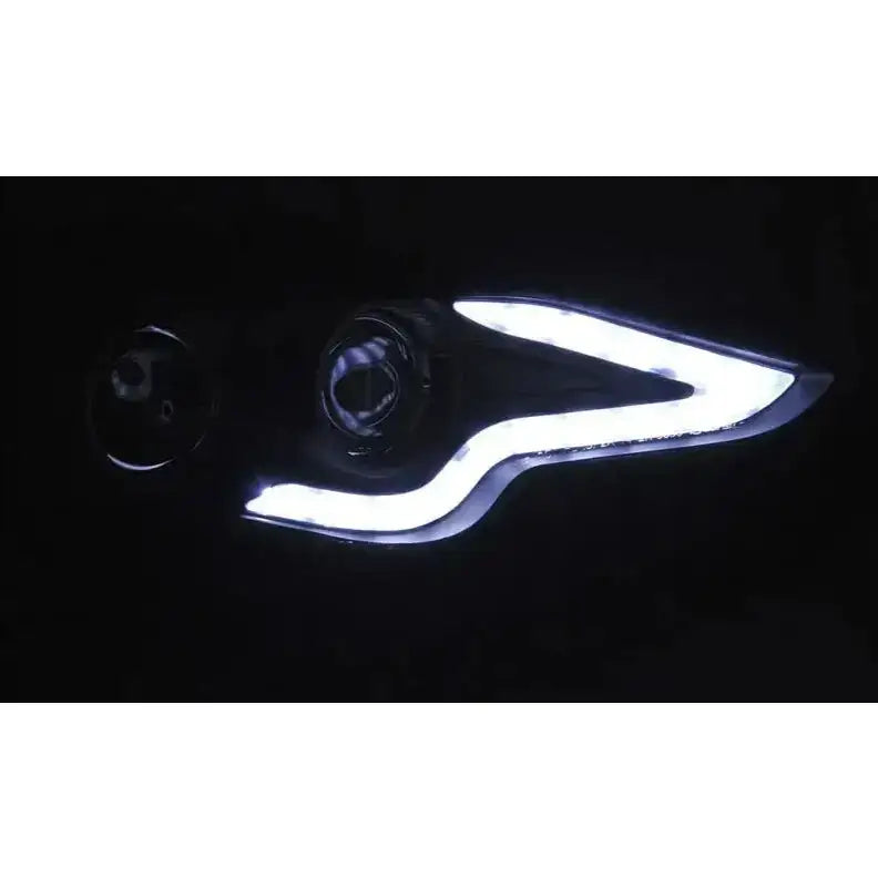 Headlights Lexus IS 13-16 LED PROJECTOR Tube Black sett forfra med hvitt lys mot svart bakgrunn.