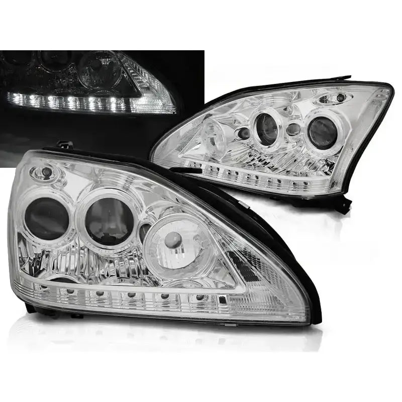Frontlykter Lexus RX 330 350 Tube Light Chrome med klare linser og LED-lys tent, sett fra siden og fronten.