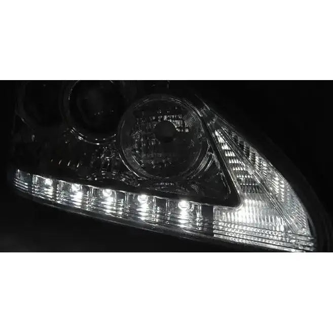 Hovedlys Lexus RX 330/350 Tube Light Chrome med LED-lys tent langs nederste kant, sett fra skrå vinkel.