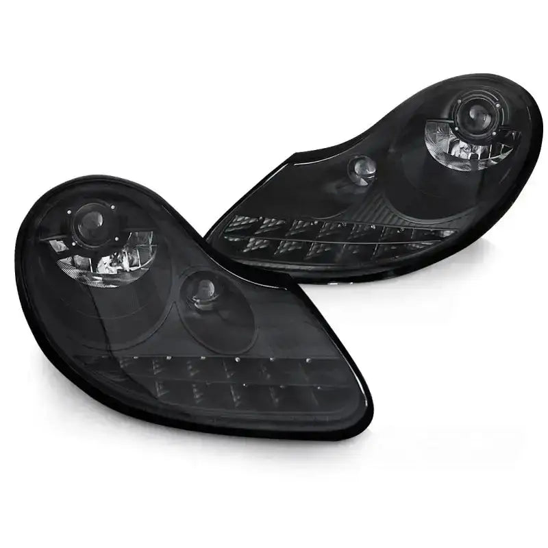 Frontlykter Matt Black Porsche Boxster 96-04 vist fra skrå vinkel med klart glass og sorte detaljer.