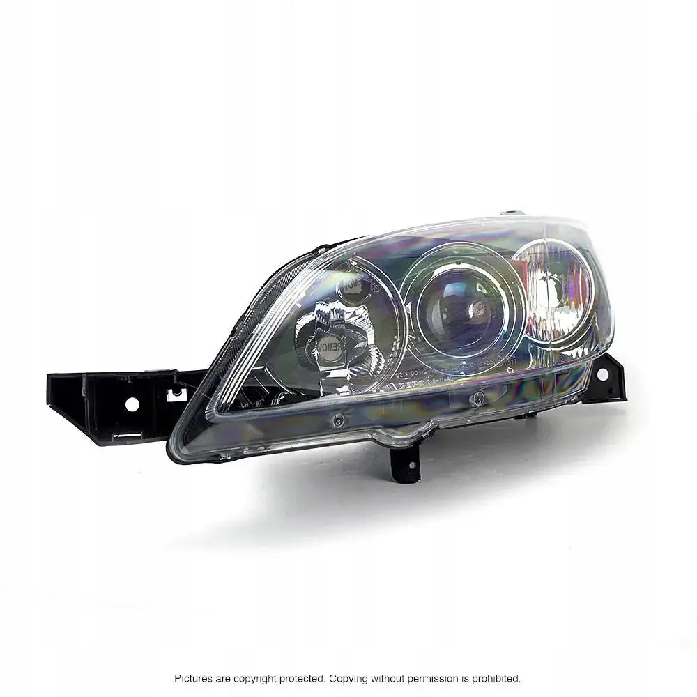 Hovedlykter Mazda 3 03-06 Hatchback med klart glass, svart plast og synlige reflektorer.