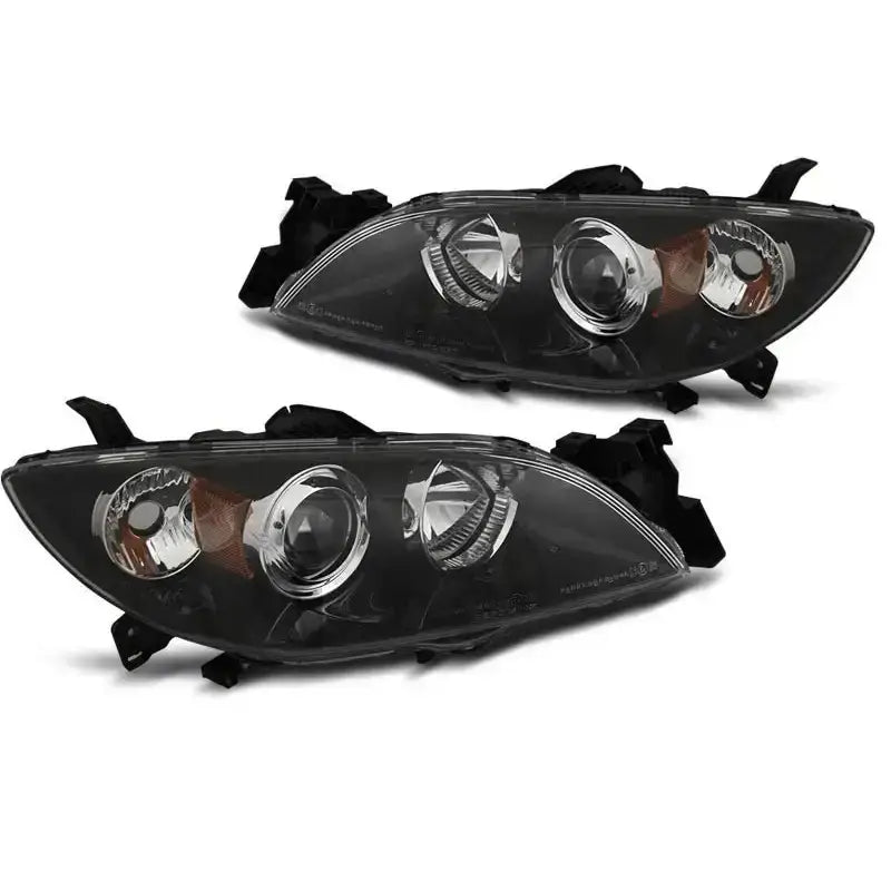 Frontlykter Mazda 3 03-09 Black Xenon med kromdetaljer, sett skrått forfra mot hvit bakgrunn.
