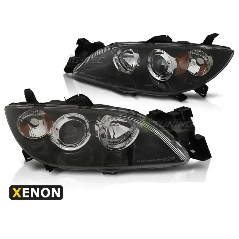 Hovedlykter Mazda 3 03-09 Black Xenon med sorte detaljer og klar linse, sett fra skrå vinkel.