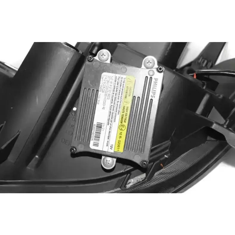 Headlamp Mazda 3 Black Xenon elektronisk komponent med Philips-logo og advarselsmerker, nærbilde.