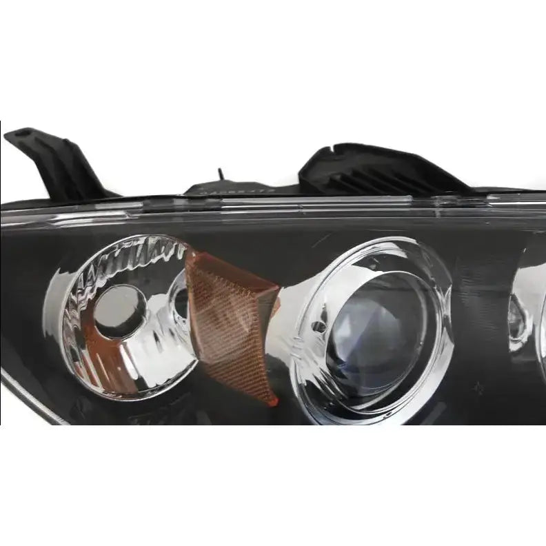 Hovedlys Mazda 3 03-09 Black Xenon med oransje reflekspanel og kromdetaljer fra skrå vinkel.