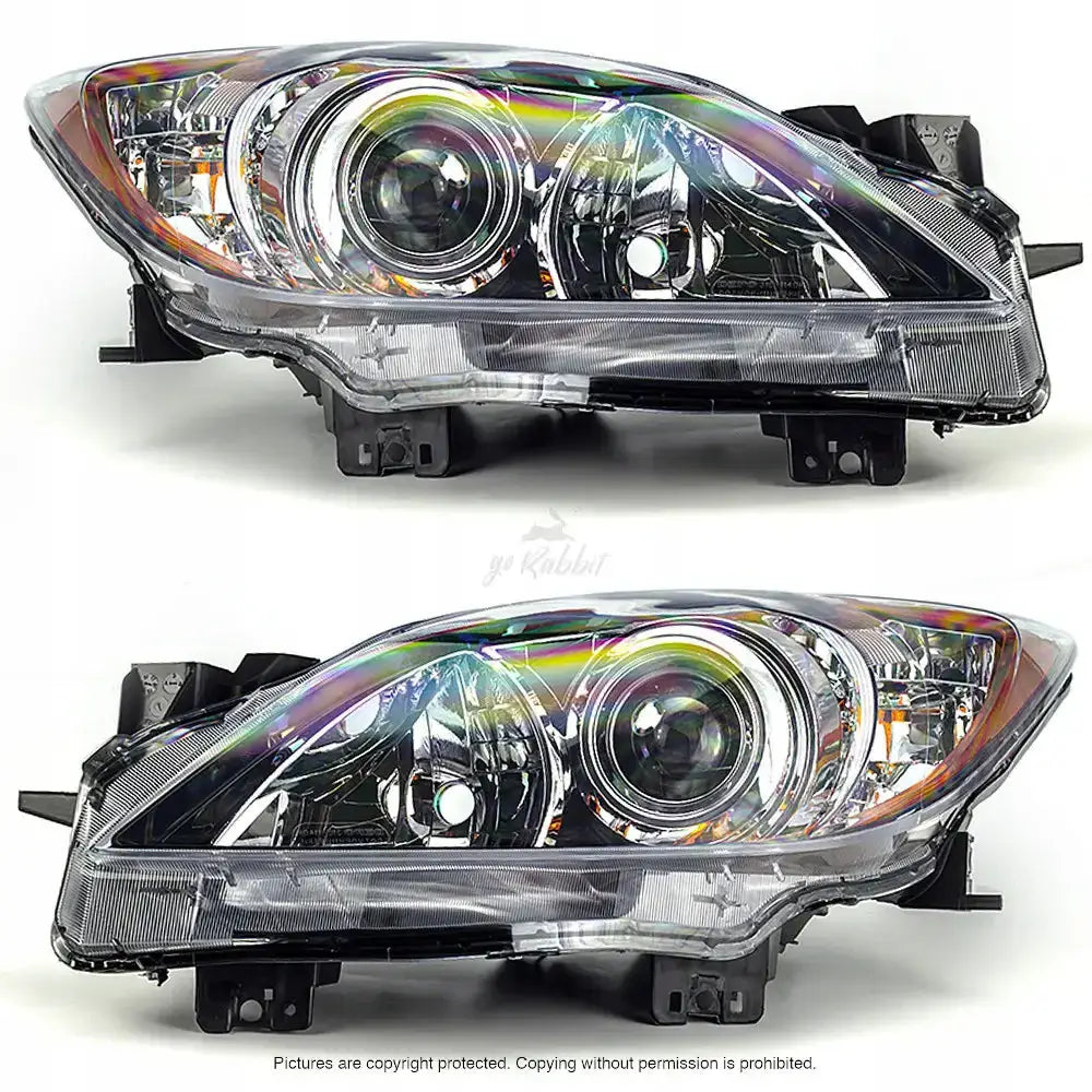 Frontlykter Mazda 3 08-11 med klare linser og kromdetaljer, sett forfra på hvit bakgrunn.