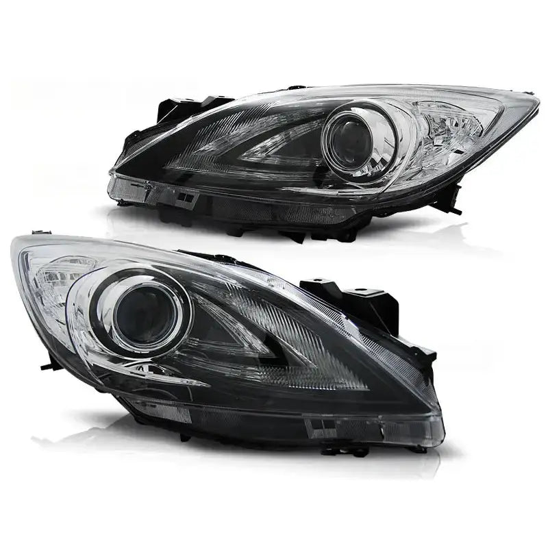 Frontlykter Mazda 3 09-01.13 Black MPS Look med klart glass og sorte detaljer mot hvit bakgrunn.