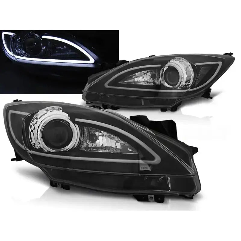 Frontlykter Mazda 3 09-10.13 Tube Light Black med LED-lys, vist i dagslys og mørke.