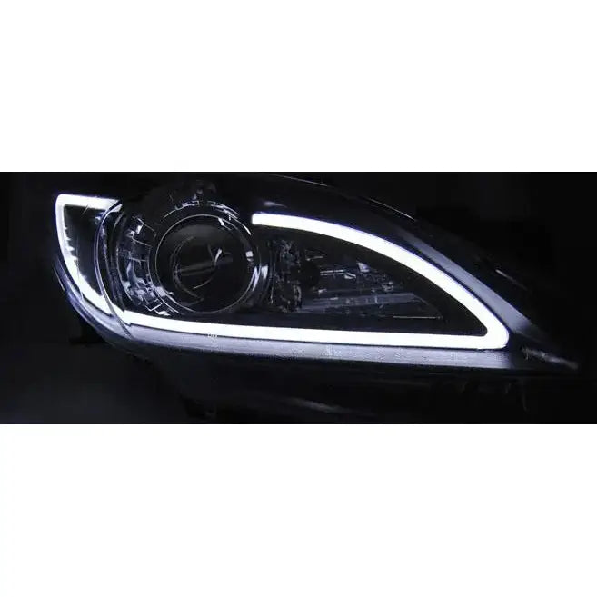Hovedlys Mazda 3 09-10.13 Tube Light Black med hvit LED-lysstripe, nærbilde tatt skrått forfra.