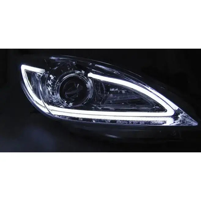 Hovedlys Mazda 3 09-10.13 Tube Light Chrome med buet LED og blank linse i nærbilde.