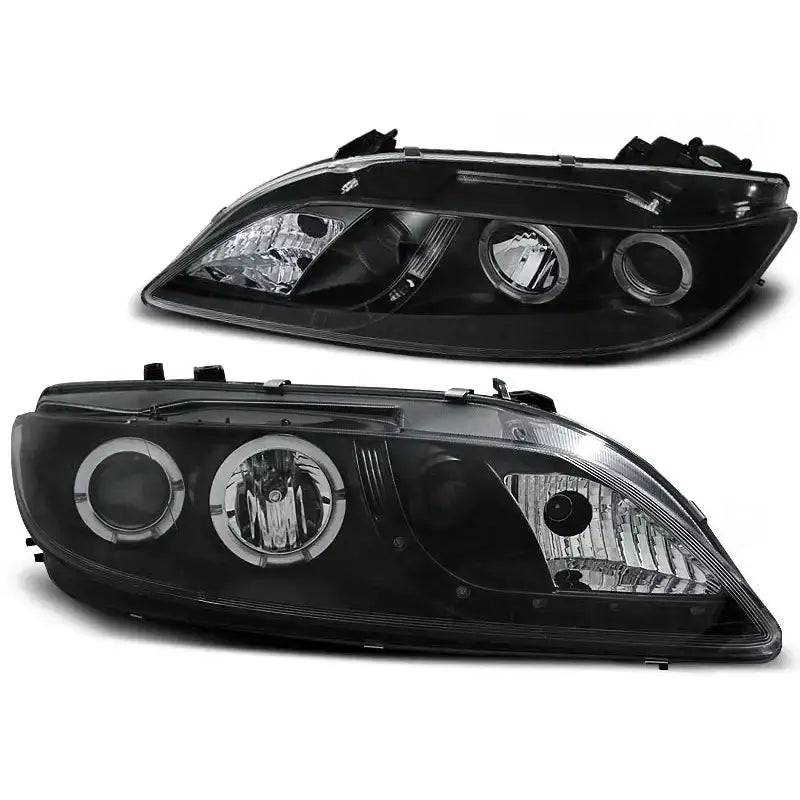 Hovedlykter Mazda 6 08.02-08.07 Black med klare linsefelt og kromdetaljer, sett fra skrå frontvinkel.