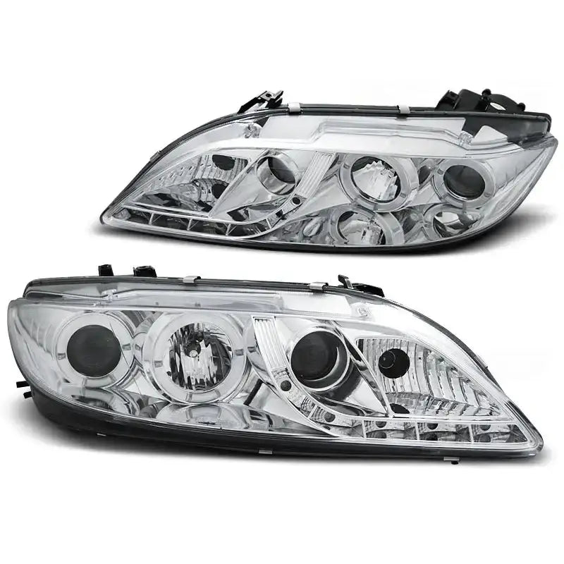 Hovedlykter Mazda 6 08.02-08.07 Chrome med klare linser og kromdetaljer sett skrått forfra.
