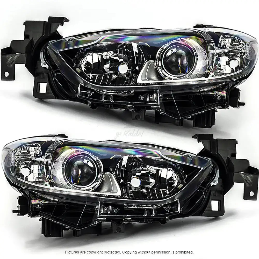 Frontlykter Mazda 6 III 12-15 i sort og blank plast, skrått forfra med reflekterende detaljer.