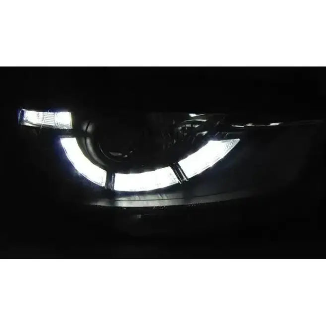 Hovedlys Mazda CX5 11-15 Black True DRL Xenon med buede, hvite LED-striper i mørket.