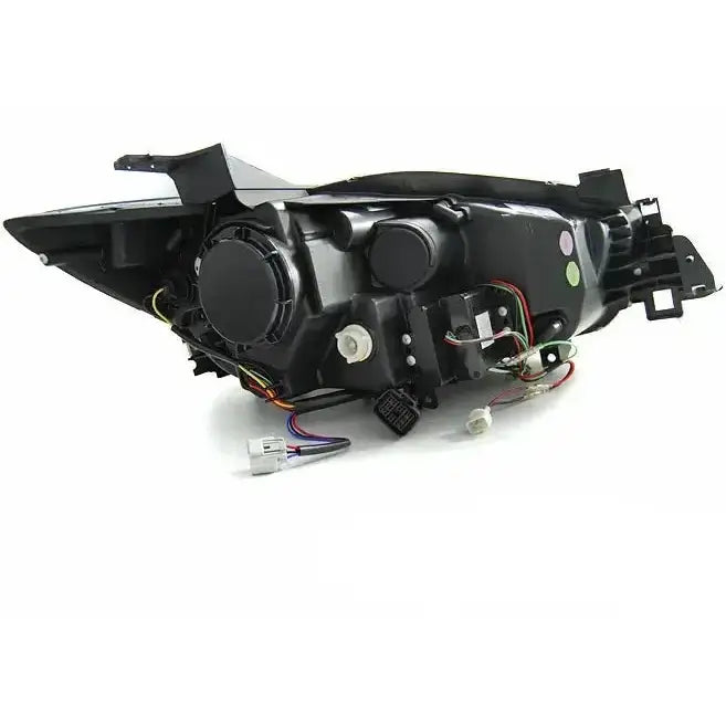 Headlamp bakside av Mazda CX5 11-15 black xenon frontlykt med ledninger og koblinger synlig.