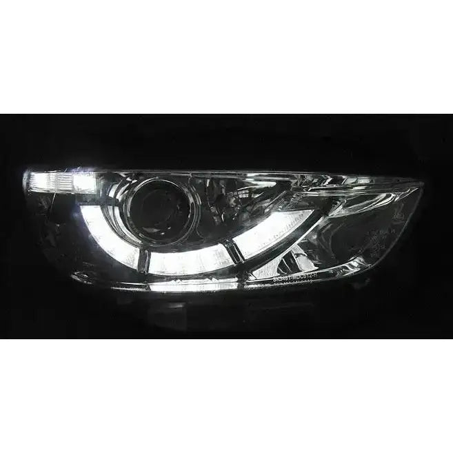 Hovedlys Mazda CX5 11-15 Chrome True DRL Xenon med tent xenonlys og kromdetaljer mot sort bakgrunn.