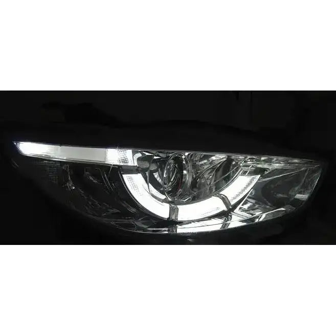 Headlights Mazda CX5 11-15 med C-formede LED-lys, kromdetaljer og mørk bakgrunn.
