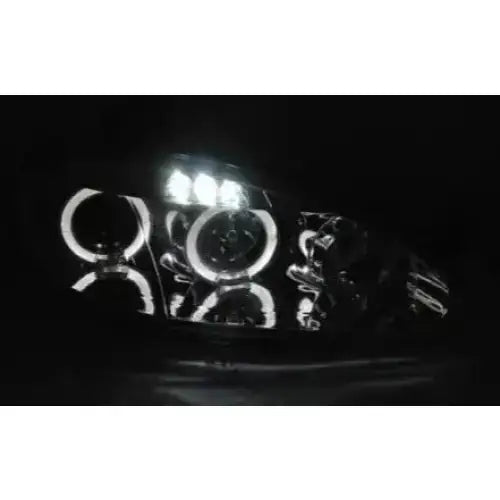Hovedlykter Mazda MX5 01-05 Angel Eyes Chrome med sirkelformede LED-lys og kromdetaljer i mørket.