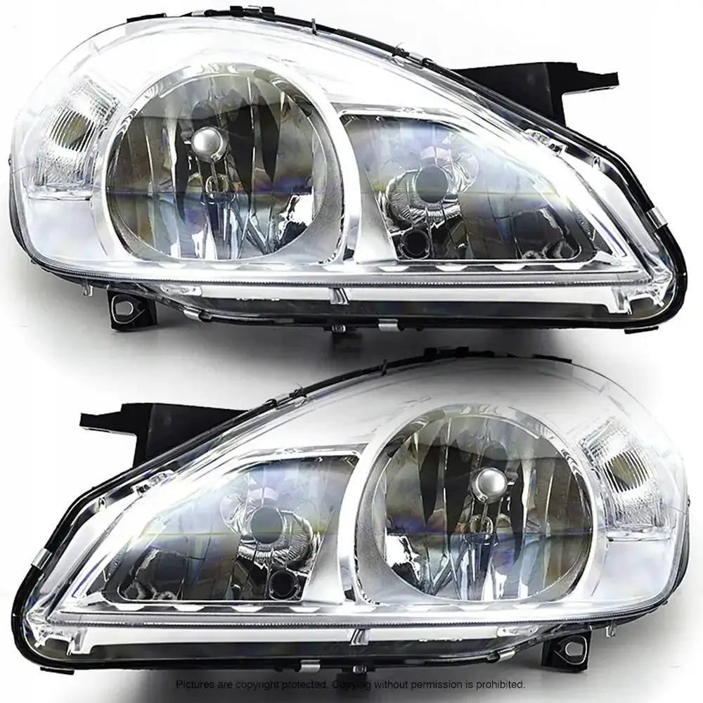 Frontlykter Mercedes A-Klasse W169 08-12 med klart glass og svart plast, vist fra skrå vinkel.