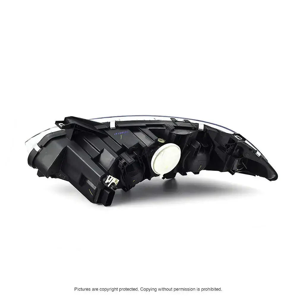 Headlamp Mercedes A-Klasse W169 08-12 sett bakfra med tilkoblingspunkter og rund lyskomponent.