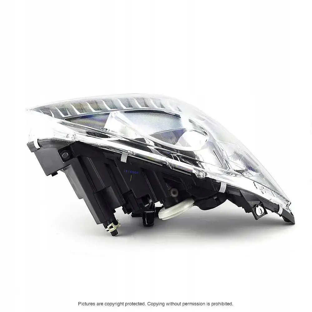 Frontlykter Mercedes A-Klasse W169 sett fra siden med synlige koblinger og justeringsskruer.