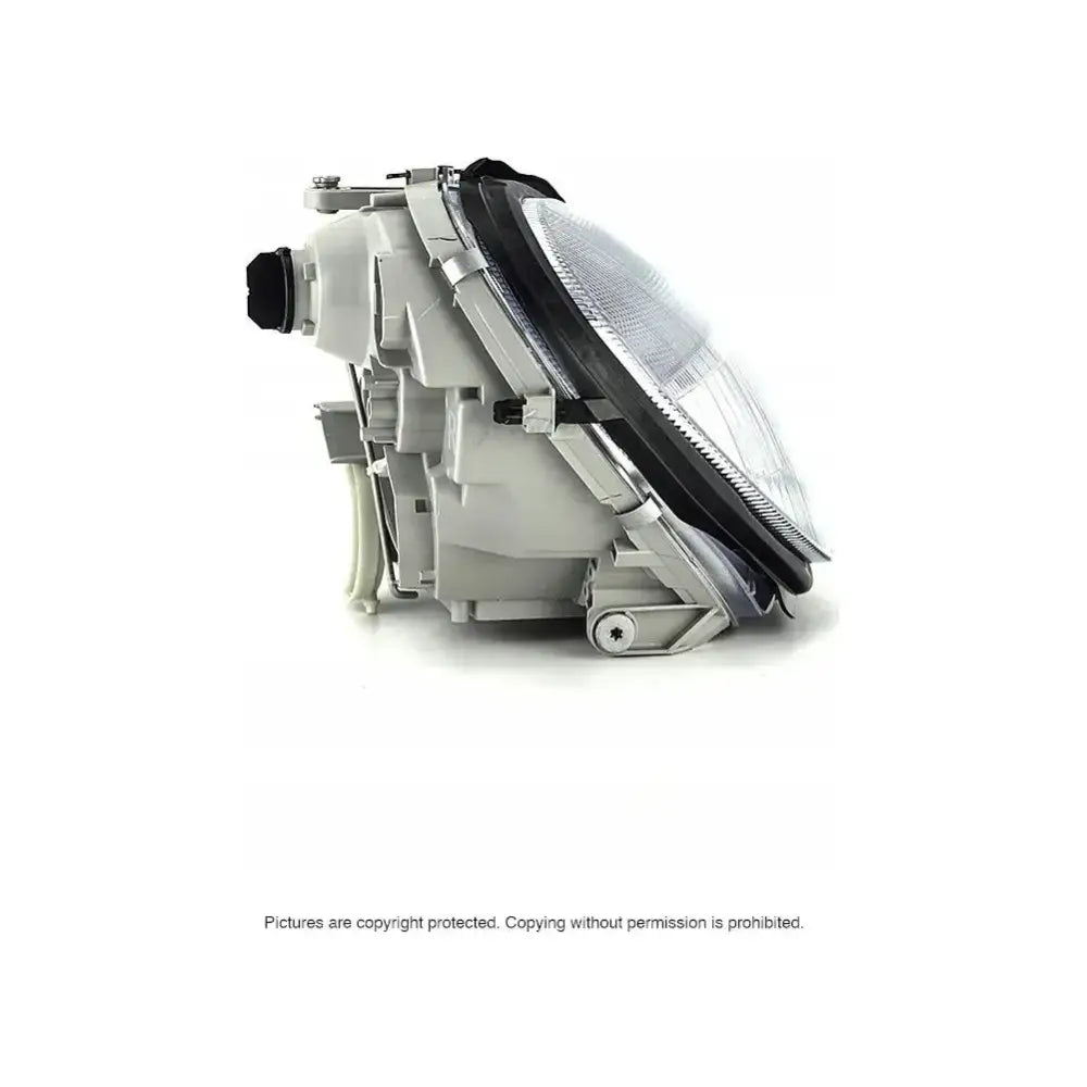 Headlamp Mercedes C-Klasse W203 frontlykt med sølv og sort hus, klar glassfront, sett fra siden.