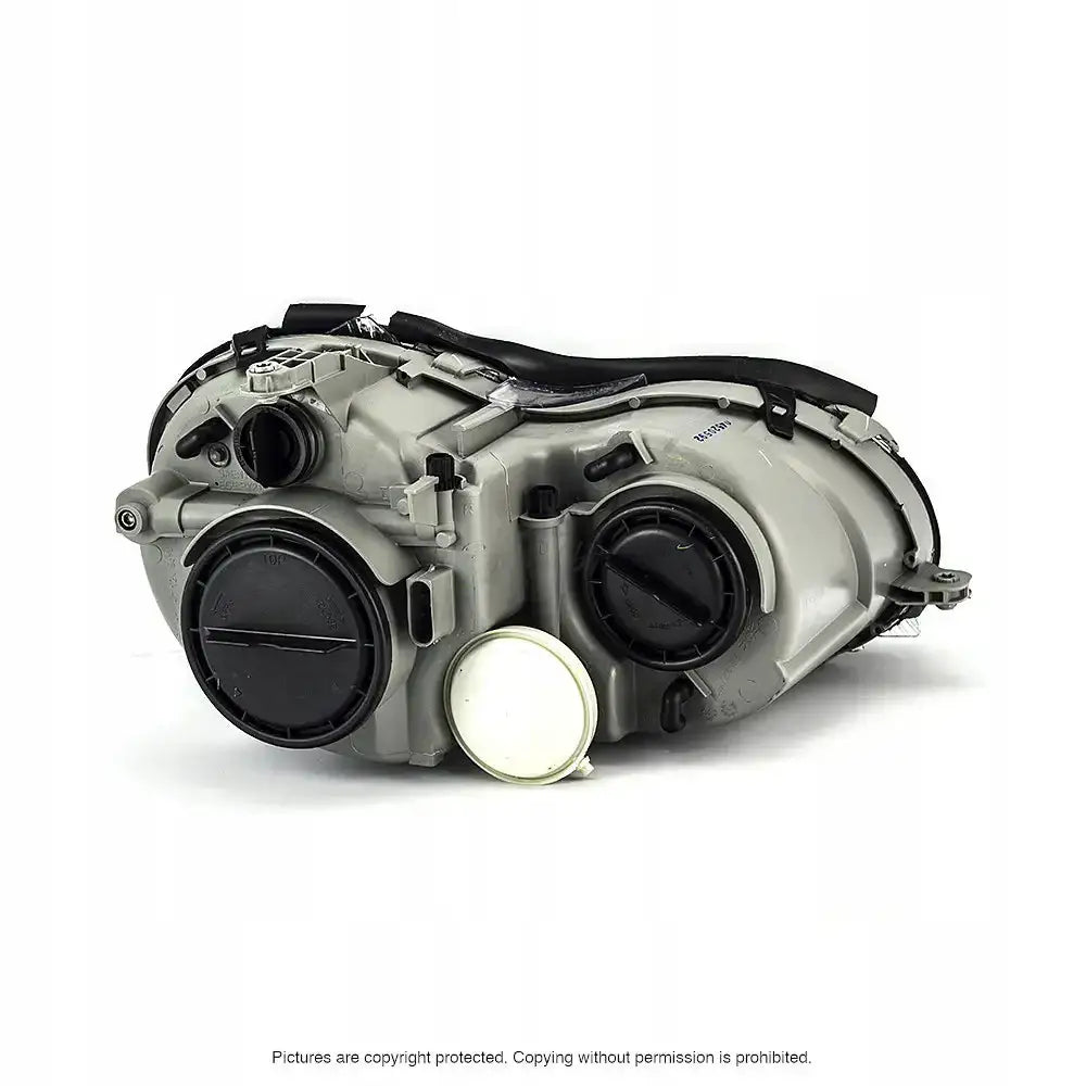 Headlights bakside av Mercedes CLK C209 frontlykter med tre runde deksler og hvit lokkdel.