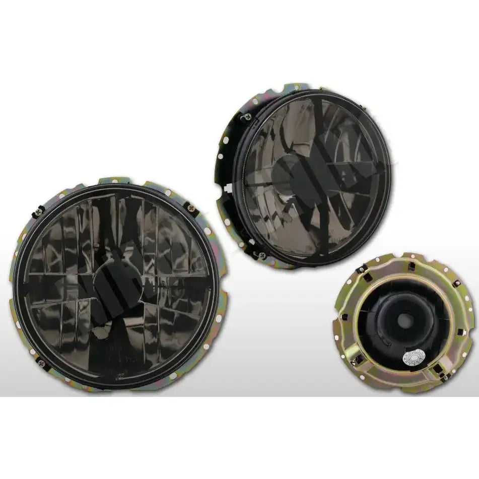 Frontlykter Mercedes Geländewagen 79-06 med svart kors, sett fra flere vinkler mot hvit bakgrunn.