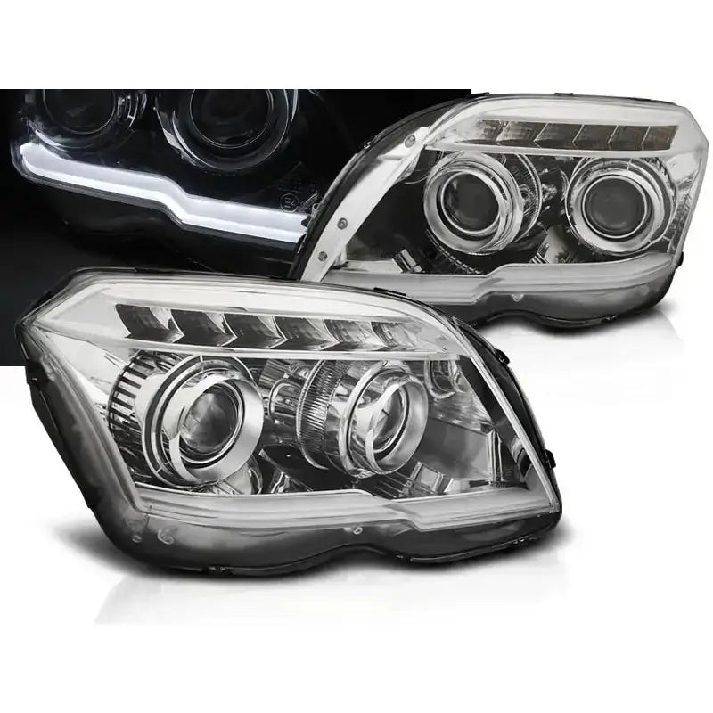 Frontlykter Mercedes GLK X204 Tube Light Chrome i klar plast og krom med LED-lys, sett fra skrå vinkel.
