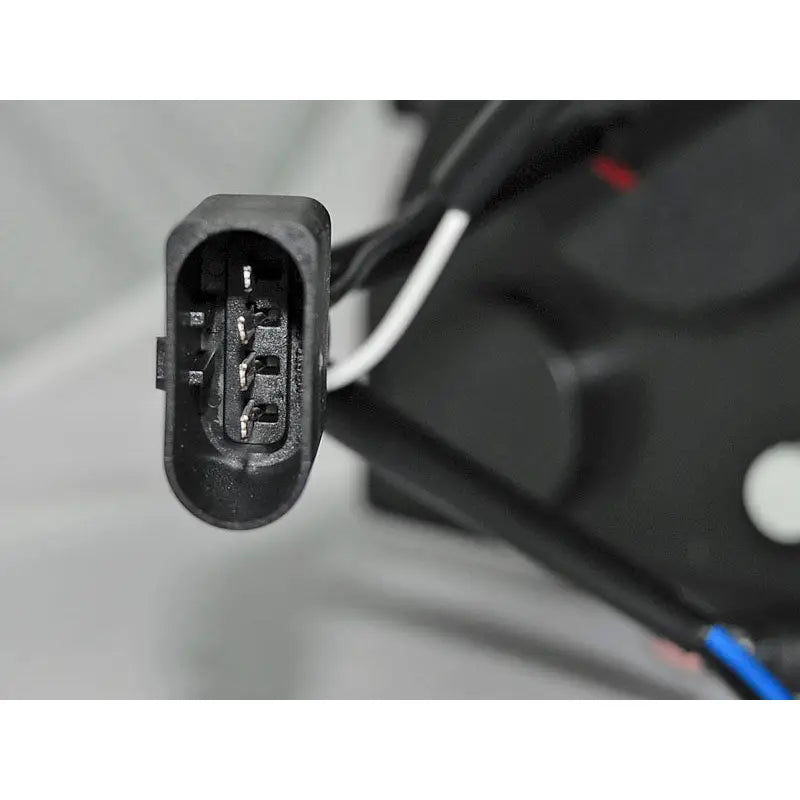 Hovedlys kontakt for Mercedes R170 SLK Angel Eyes, nærbilde av svart oval plugg med ledninger.