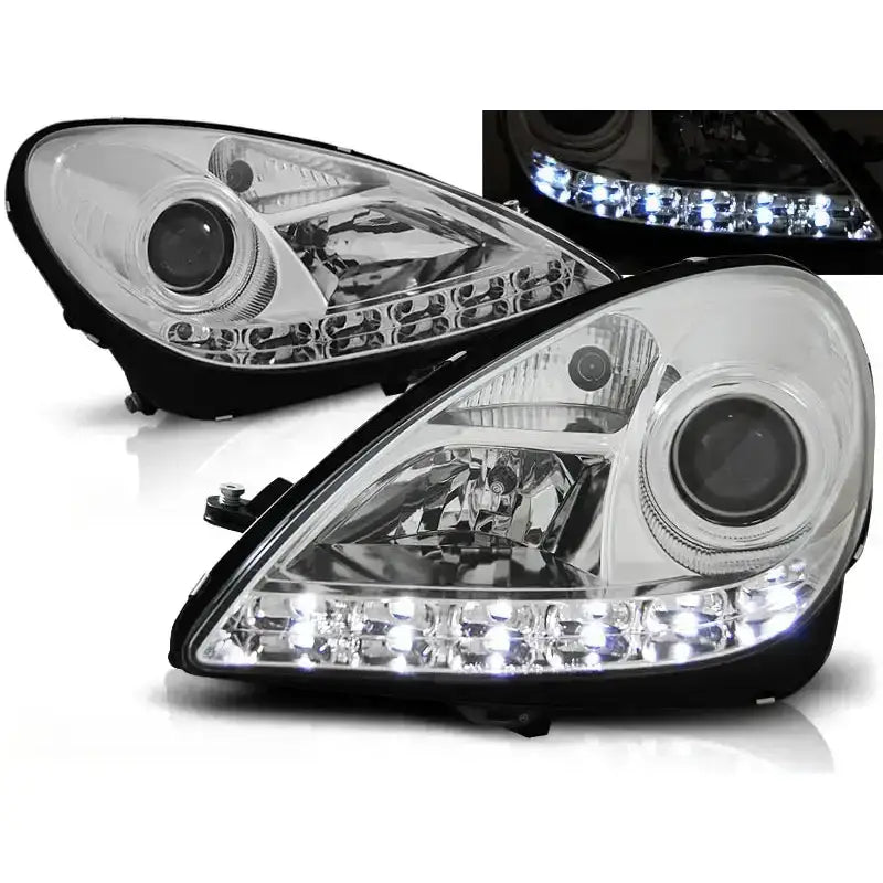 Frontlykter Mercedes R171 SLK 04-11 Daylight Chrome med klart glass og LED-lys, sett fra skrå vinkel.