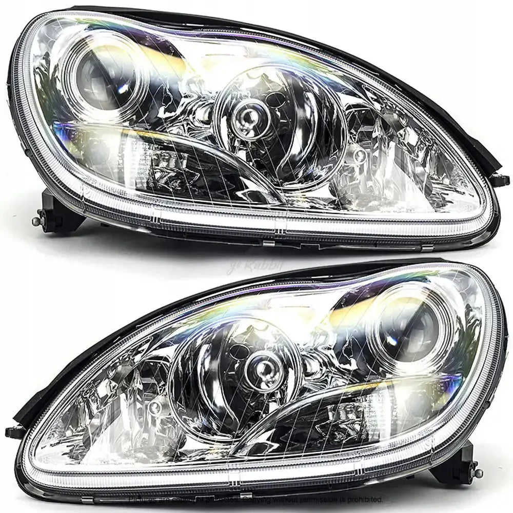 Frontlykter Mercedes S-Klasse W220 H7 med klart glass, krom detaljer og sorte rammer, sett fra skrå side.