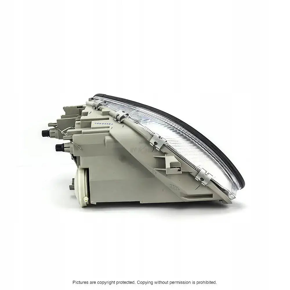 Headlights Mercedes SLK R170 frontlykt med klar plastlinse, sett fra siden og litt ovenfra.