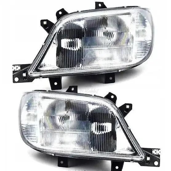 Frontlykter Mercedes Sprinter 901 902 00-02 med sort ramme og klart glass, sett skrått forfra.