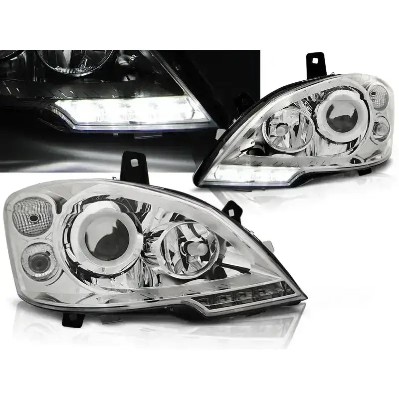 Frontlykter Mercedes Vito W639 Chrome Tru DRL med LED-lyslinje og svart innramming, sett skrått.