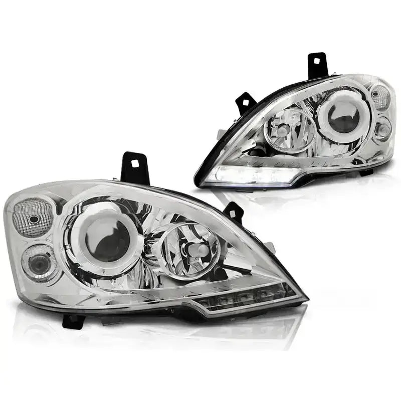 Hovedlykter Mercedes Vito W639 Chrome Tru DRL sett skrått forfra med synlige lysenheter.
