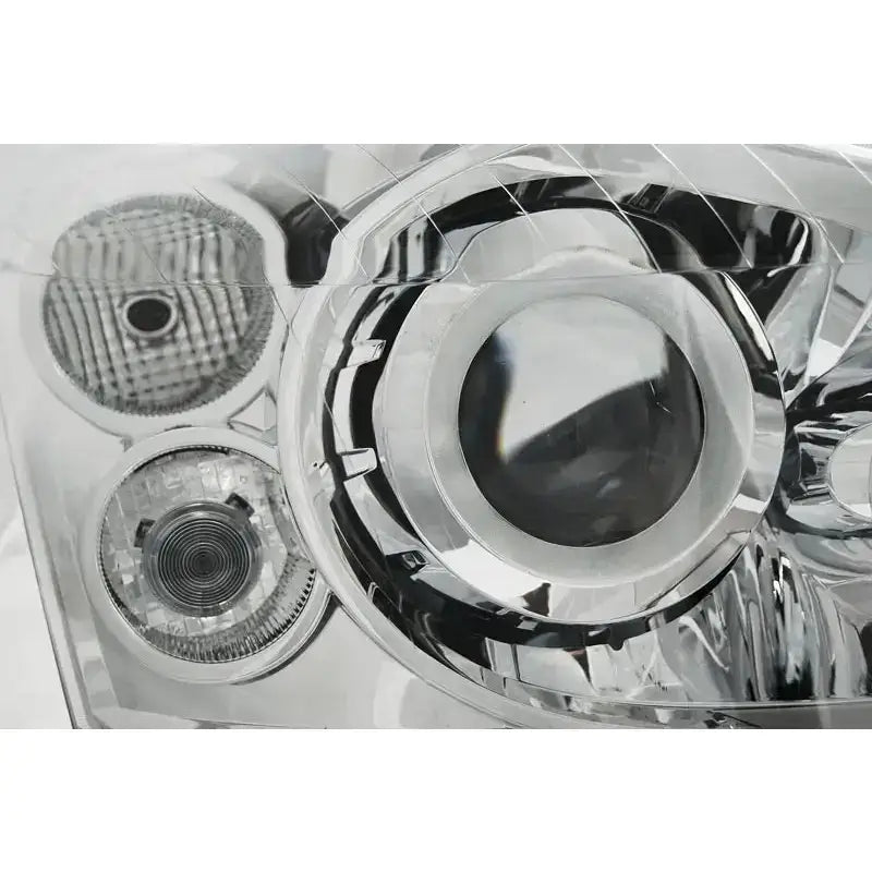 Hovedlys Mercedes Vito W639 med kromfinish, runde reflektorer og klare detaljer i glass og metall.