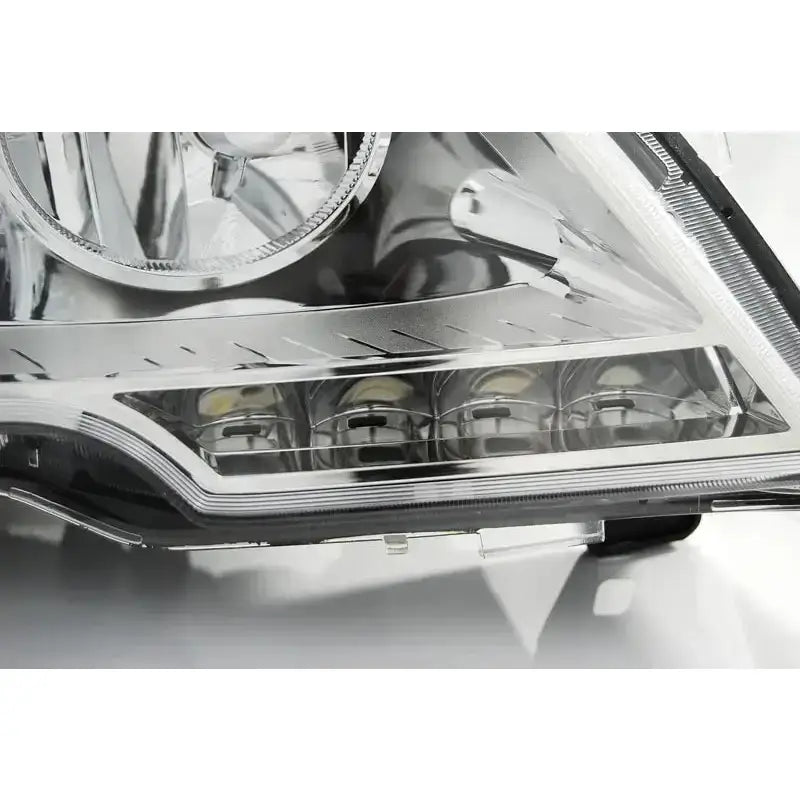 Headlights Mercedes Vito W639 med kromdetaljer og synlige LED- og projektorlinser i nærbilde.